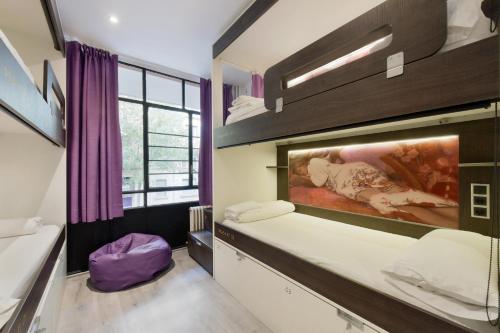 Habitación Cuádruple Clásica del hotel Free Hostels Barcelona. Foto 3