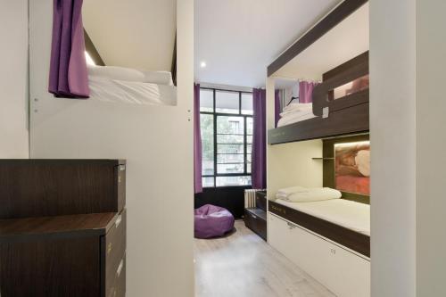 Habitación Cuádruple Clásica del hotel Free Hostels Barcelona. Foto 4