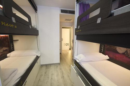 Habitación Cuádruple Clásica del hotel Free Hostels Barcelona. Foto 7