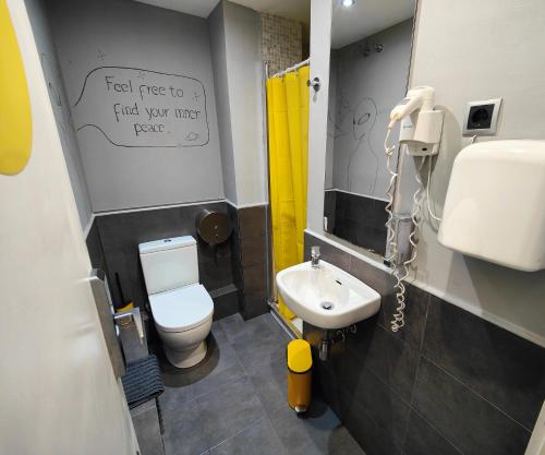 Habitación Individual con baño compartido del hotel Free Hostels Barcelona. Foto 5