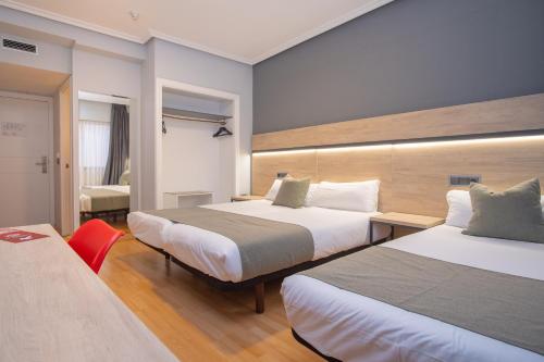 Habitación Triple Deluxe del hotel VTZ El Príncipe. Foto 4