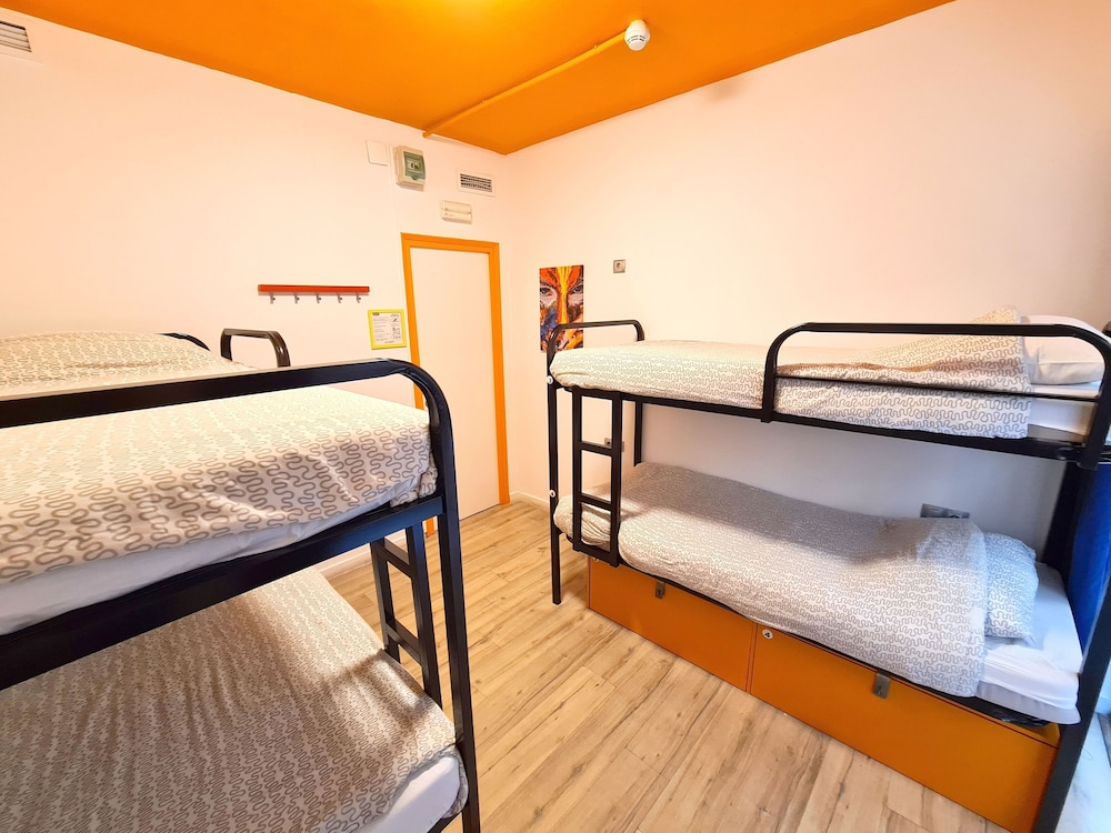 Dormitorio compartido básico, 4 habitaciones del hotel Arc House Gracia. Foto 3
