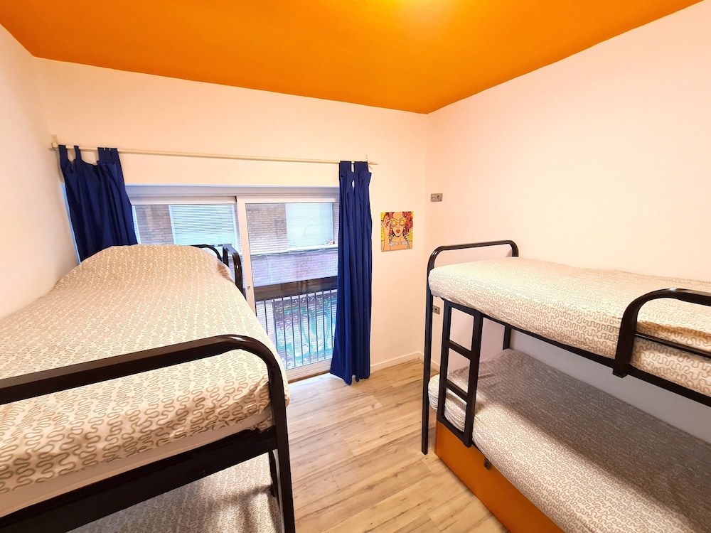Dormitorio compartido básico, 4 habitaciones del hotel Arc House Gracia. Foto 4