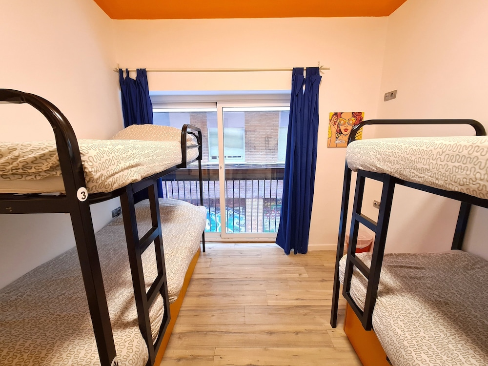 Dormitorio compartido básico, 4 habitaciones del hotel Arc House Gracia. Foto 6