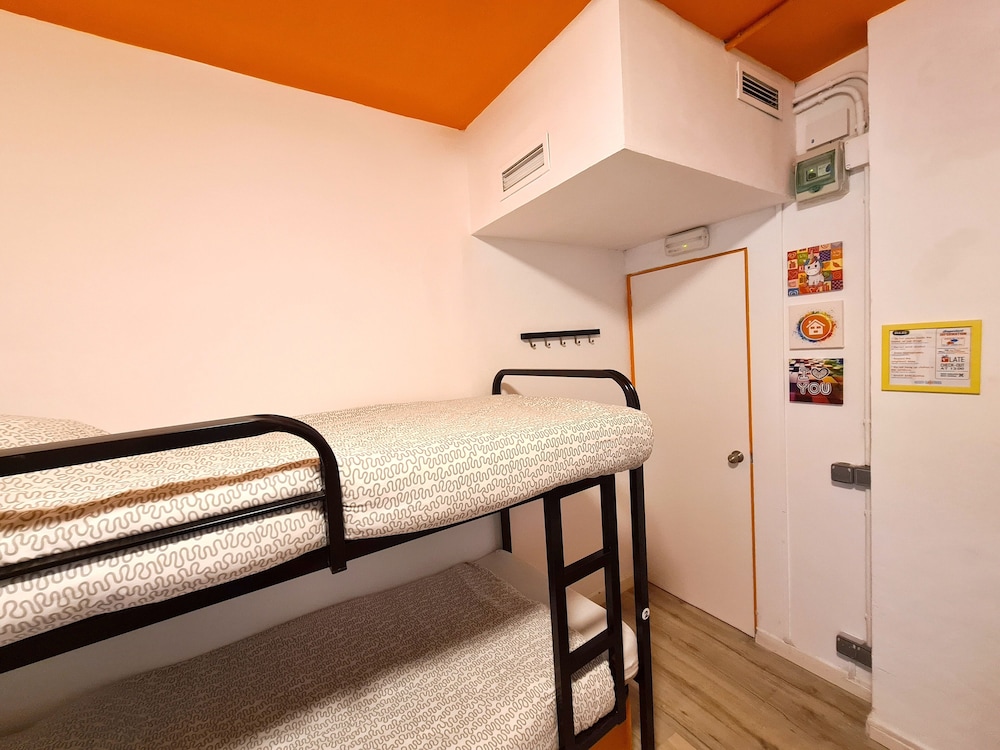 Dormitorio compartido básico, varias habitaciones del hotel Arc House Gracia. Foto 5