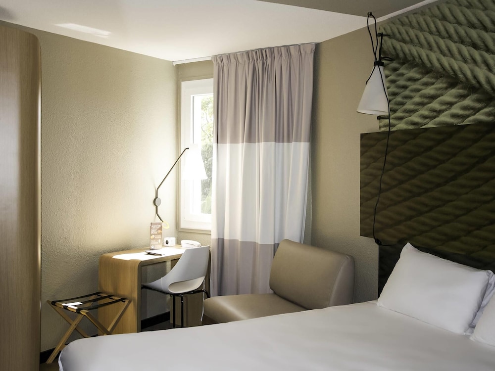 Habitación con cama doble de 160x200 cm y cama individual de 80x190 cm, nuevo concepto sleep - easy del hotel Ibis Winterthur City