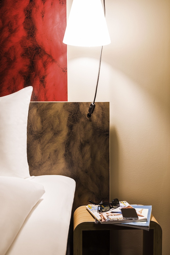 Habitación con cama doble de 160x200 cm y cama individual de 80x190 cm, nuevo concepto sleep - easy del hotel Ibis Winterthur City. Foto 4