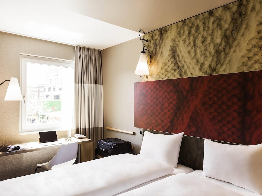 Habitación con dos camas individuales de 90x200 cm, nuevo concepto sleep - easy del hotel Ibis Winterthur City. Foto 4