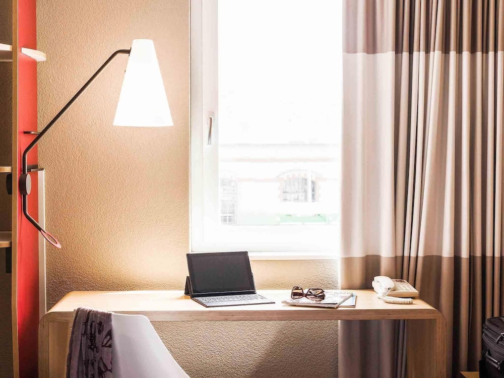 Habitación con 1 cama doble de 150x200 cm y acceso para silla de ruedas del hotel Ibis Winterthur City. Foto 3