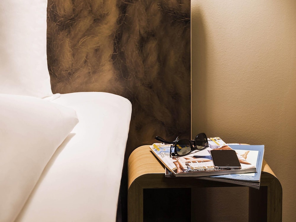 Habitación con 1 cama doble de 150x200 cm y acceso para silla de ruedas del hotel Ibis Winterthur City. Foto 7