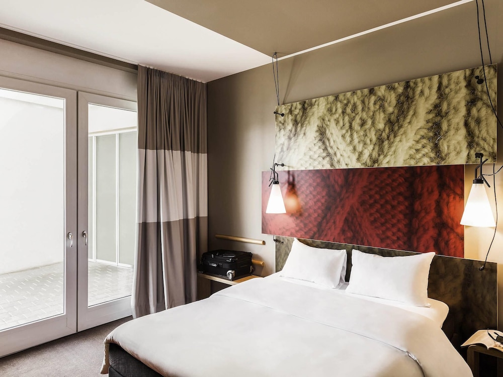 Habitación con 1 cama doble (150x200 cm) y acceso para sillas de ruedas del hotel Ibis Winterthur City