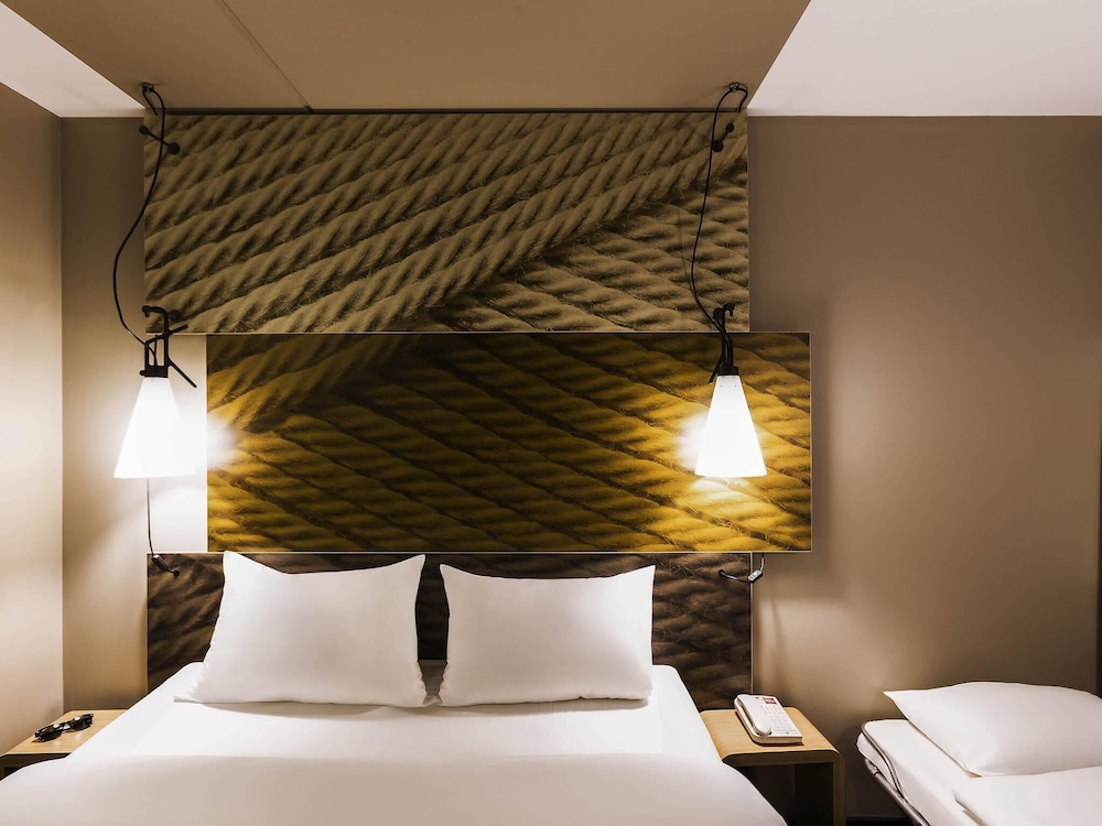 Habitación con 1 cama doble (150x200 cm) y acceso para sillas de ruedas del hotel Ibis Winterthur City. Foto 1