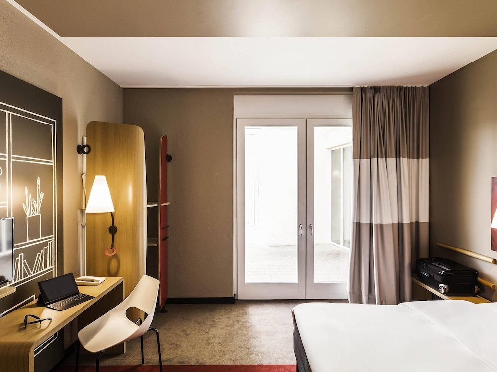 Habitación con 1 cama doble (150x200 cm) y acceso para sillas de ruedas del hotel Ibis Winterthur City. Foto 6