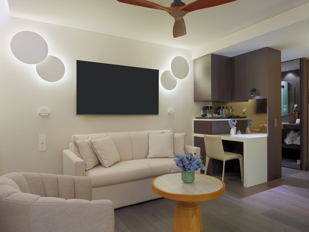 Habitación doble Interior Superior Vista Patio Sofá Cama incluido 2 Camas individuales 1 Cama doble del hotel H10 Port Vell. Foto 4