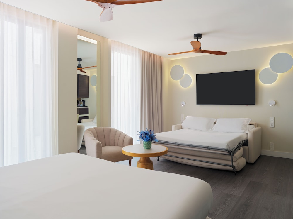 Habitación doble Interior Superior Vista Patio Sofá Cama incluido 2 Camas individuales 1 Cama doble del hotel H10 Port Vell. Foto 5