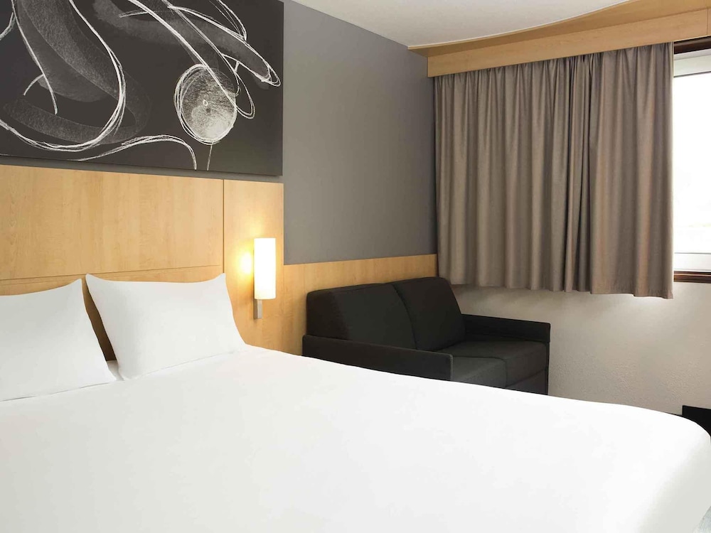 Habitación doble con sofá (máx. 3 personas con aire acondicionado, 1ª planta sin ascensor) del hotel Ibis 3 Lacs Neuchatel. Foto 1