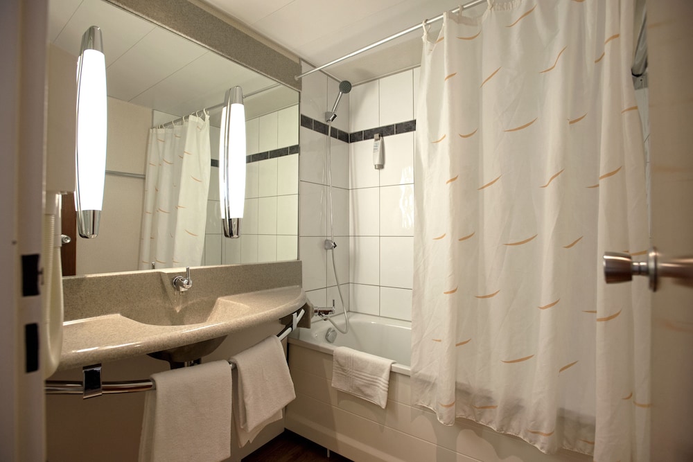 Habitación doble con sofá (máx. 3 personas con aire acondicionado, 1ª planta sin ascensor) del hotel Ibis 3 Lacs Neuchatel. Foto 2