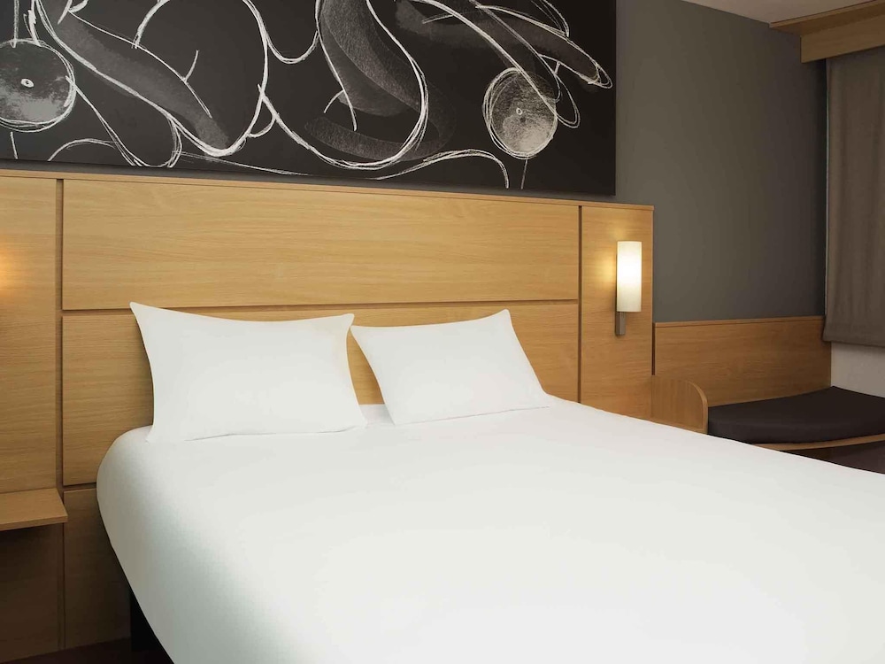 Habitación doble Standard del hotel Ibis 3 Lacs Neuchatel. Foto 3