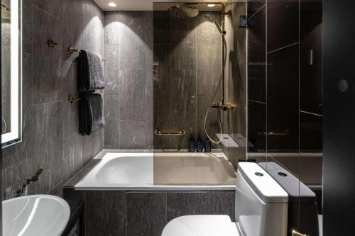 Habitación con cama extragrande del hotel Marski By Scandic. Foto 2