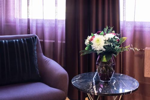 Suite con cama extragrande del hotel Marski By Scandic