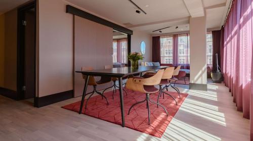 Suite con cama extragrande del hotel Marski By Scandic. Foto 1