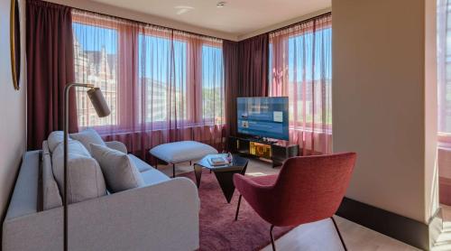 Suite con cama extragrande del hotel Marski By Scandic. Foto 2