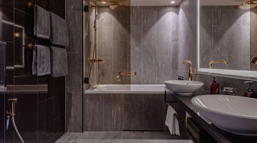 Suite con cama extragrande del hotel Marski By Scandic. Foto 6
