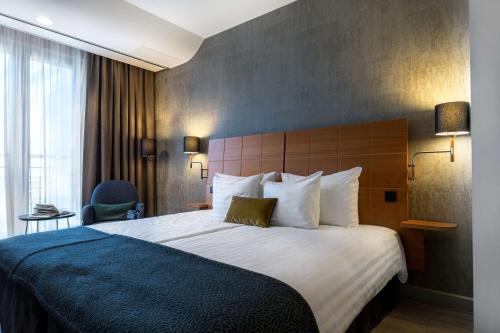 Habitación con cama grande del hotel Scandic Simonkenttä. Foto 2