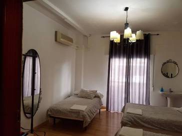 Habitación triple Baño compartido del hotel Carlos V. Foto 1