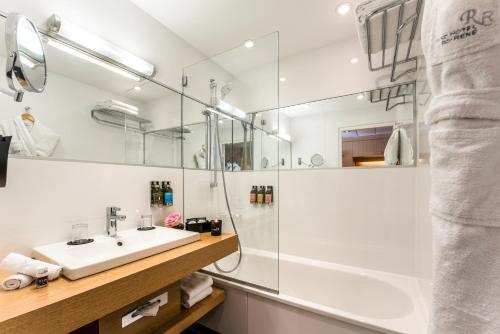 Habitación Doble Clásica del hotel Grand Roi René Aix-en-provence Centre – Mgallery. Foto 4