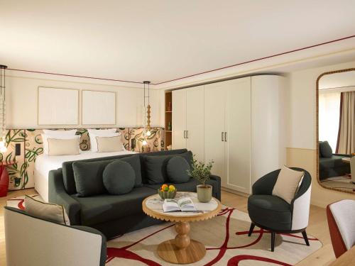 Suite Junior con vistas a la piscina del hotel Grand Roi René Aix-en-provence Centre – Mgallery. Foto 2