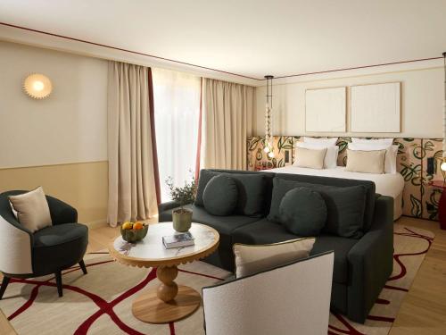 Suite Junior con vistas a la piscina del hotel Grand Roi René Aix-en-provence Centre – Mgallery. Foto 3