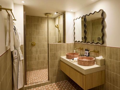 Suite Junior con vistas a la piscina del hotel Grand Roi René Aix-en-provence Centre – Mgallery. Foto 4