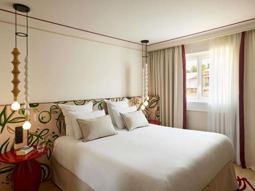 Habitación Deluxe con vistas a la piscina del hotel Grand Roi René Aix-en-provence Centre – Mgallery