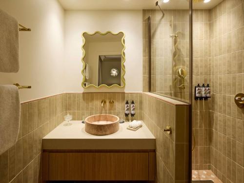 Habitación Doble Deluxe del hotel Grand Roi René Aix-en-provence Centre – Mgallery. Foto 1