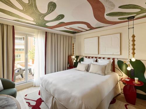 Executive Room with Terrace and Pool view del hotel Grand Roi René Aix-en-provence Centre – Mgallery. Foto 1