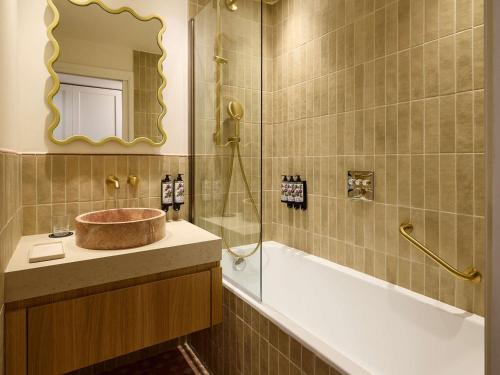 Habitación Doble Deluxe junto a la piscina - 2 camas del hotel Grand Roi René Aix-en-provence Centre – Mgallery. Foto 1
