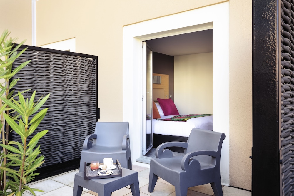 Habitación Superior, terraza con vistas a la piscina del hotel Grand Roi René Aix-en-provence Centre – Mgallery. Foto 1