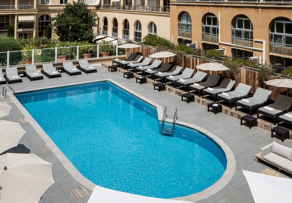 Habitación Superior, terraza con vistas a la piscina del hotel Grand Roi René Aix-en-provence Centre – Mgallery. Foto 3