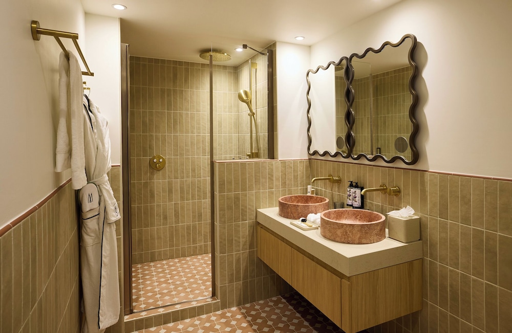 Suite Junior con vistas a la piscina del hotel Grand Roi René Aix-en-provence Centre – Mgallery. Foto 6