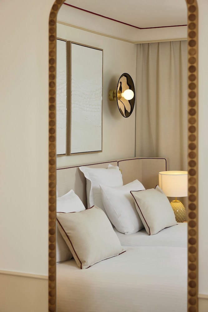 Habitación Deluxe con dos camas individuales y vistas a la piscina del hotel Grand Roi René Aix-en-provence Centre – Mgallery. Foto 1