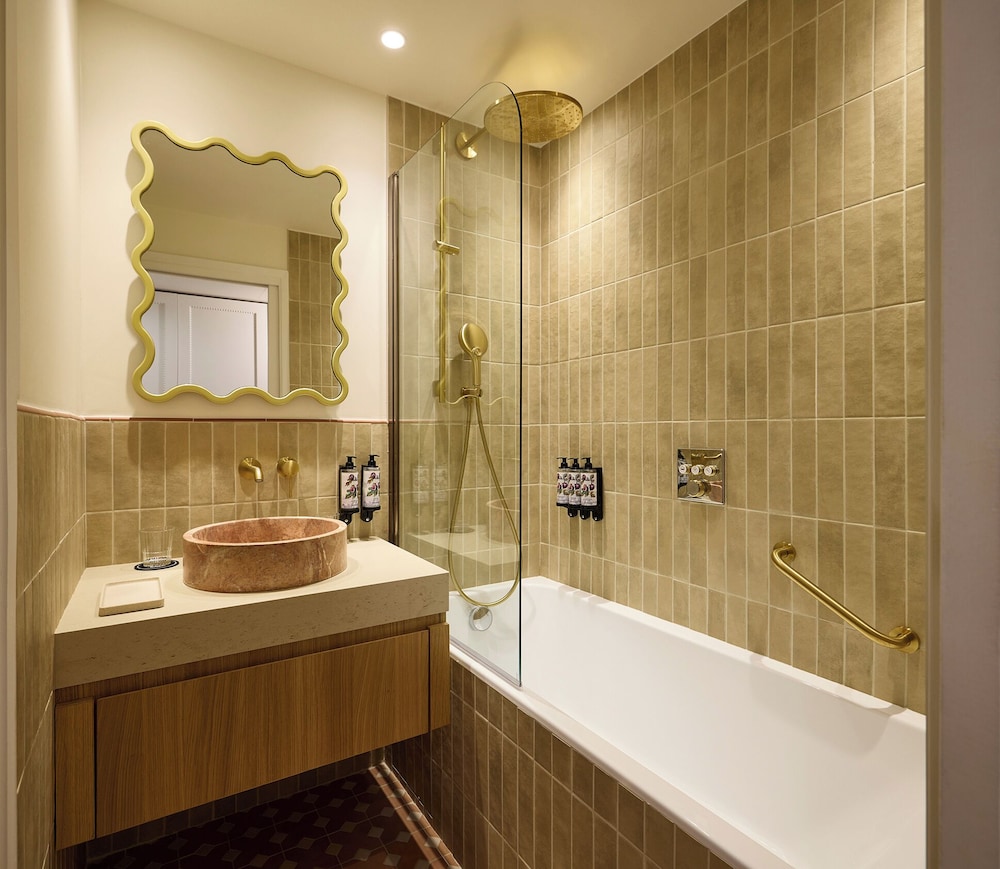 Habitación Deluxe con dos camas individuales y vistas a la piscina del hotel Grand Roi René Aix-en-provence Centre – Mgallery. Foto 4