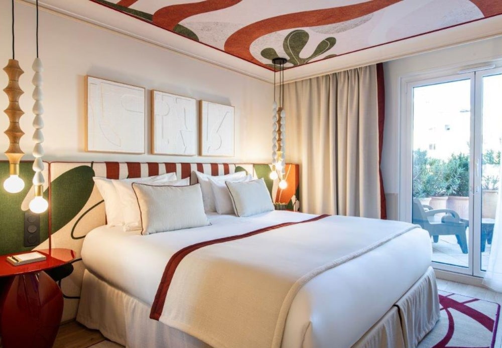 Habitación Executive con terraza y vistas a la piscina del hotel Grand Roi René Aix-en-provence Centre – Mgallery