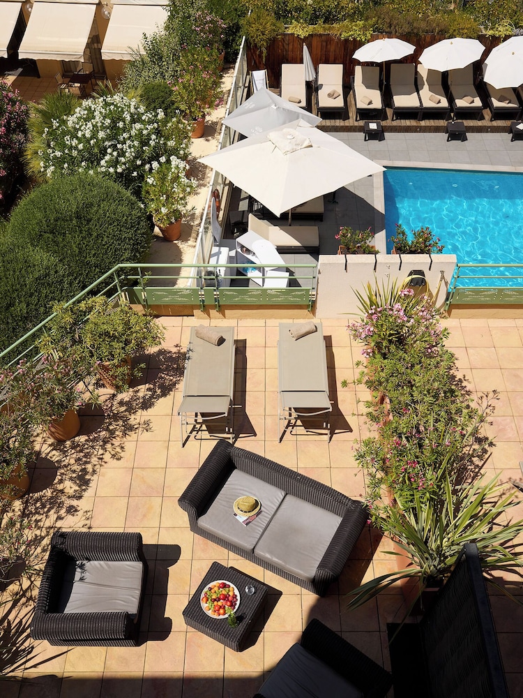 Habitación Executive con terraza y vistas a la piscina del hotel Grand Roi René Aix-en-provence Centre – Mgallery. Foto 6