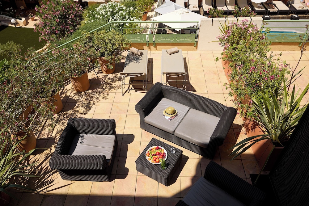 Habitación Executive con terraza y vistas a la piscina del hotel Grand Roi René Aix-en-provence Centre – Mgallery. Foto 7