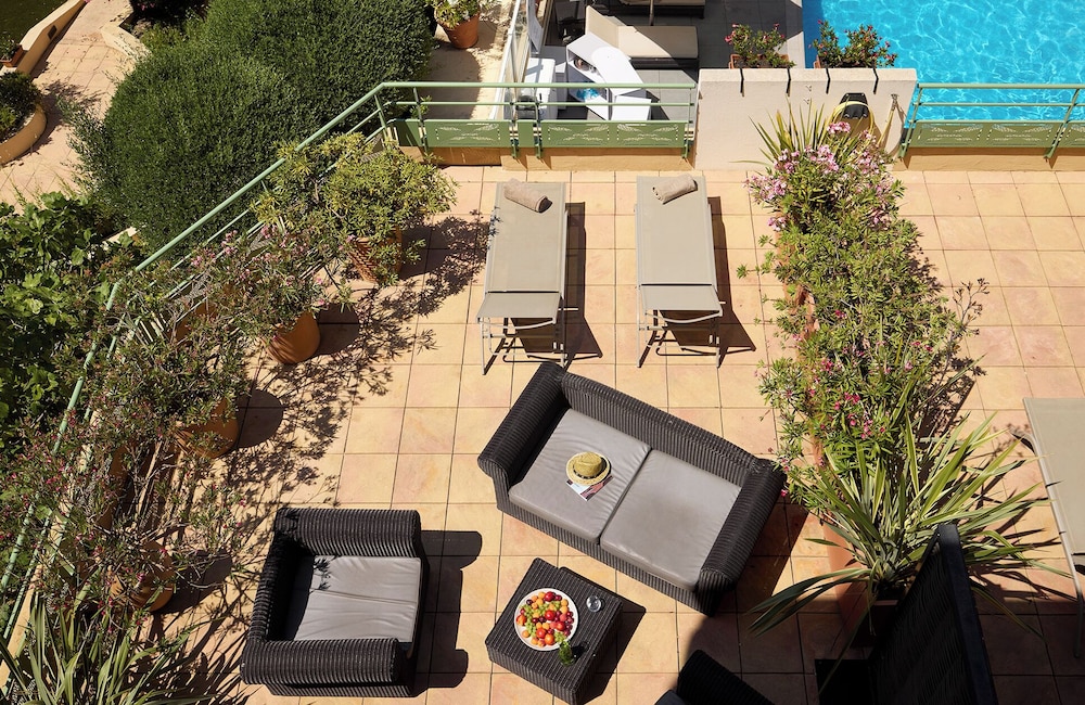 Habitación Executive con terraza y vistas a la piscina del hotel Grand Roi René Aix-en-provence Centre – Mgallery. Foto 8