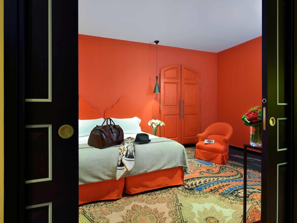 Suite con gran cama doble del hotel Jules Cesar and Spa - Mgallery Collection. Foto 2