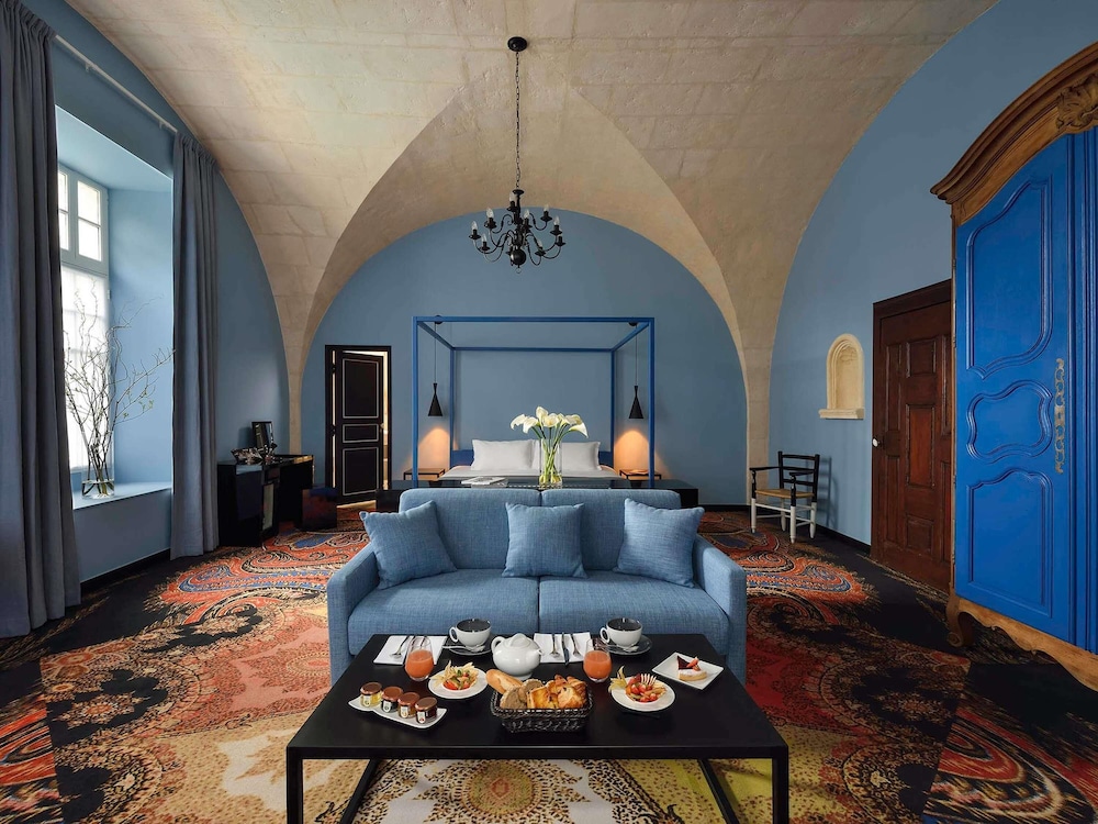 Suite con gran cama doble del hotel Jules Cesar and Spa - Mgallery Collection. Foto 5