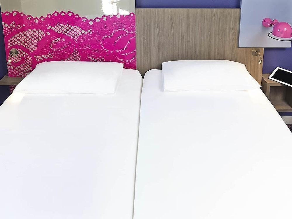 Habitación Standard con dos camas individuales del hotel Ibis Styles Arles Palais Des Congrès. Foto 3