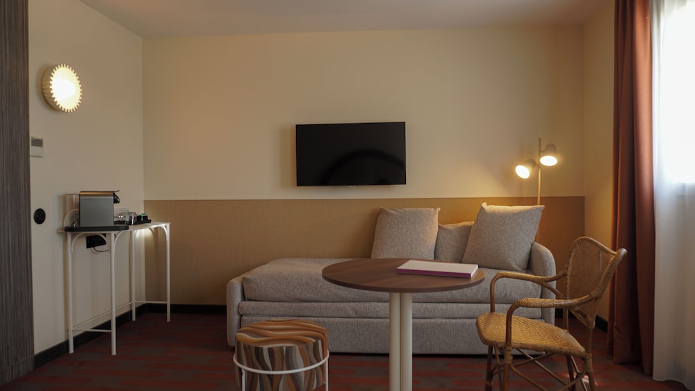 Habitación triple clásica, 2 camas individuales o 1 cama doble y un sofá - cama del hotel Mercure Arles Centre Arenes. Foto 1